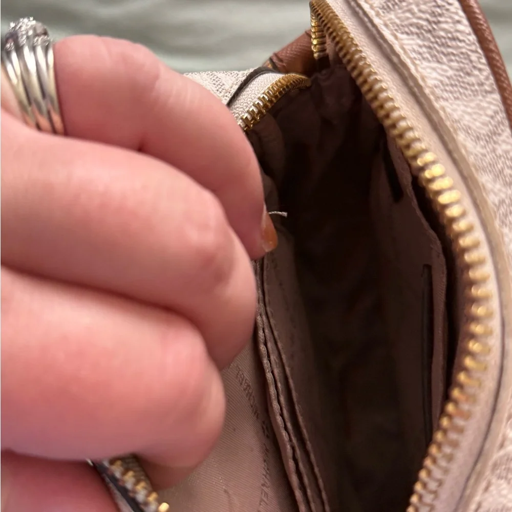 Michael Kors crossbody with Cream and Tan Card Holder - Picture 13 of 16